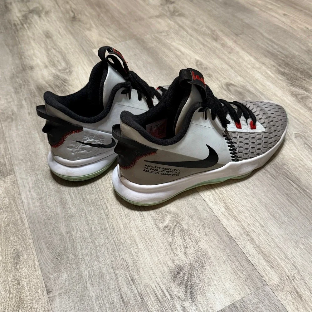 Nike Lebron Witness 5 Air Zoom Youth‎ size 7 Basketball Shoes platinum dew